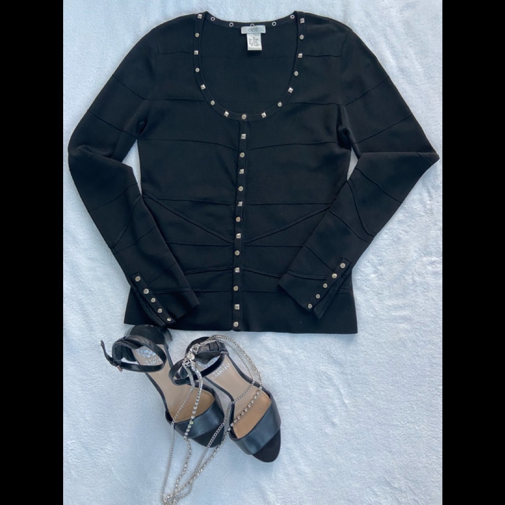 Cache top with silver snaps size Medium.